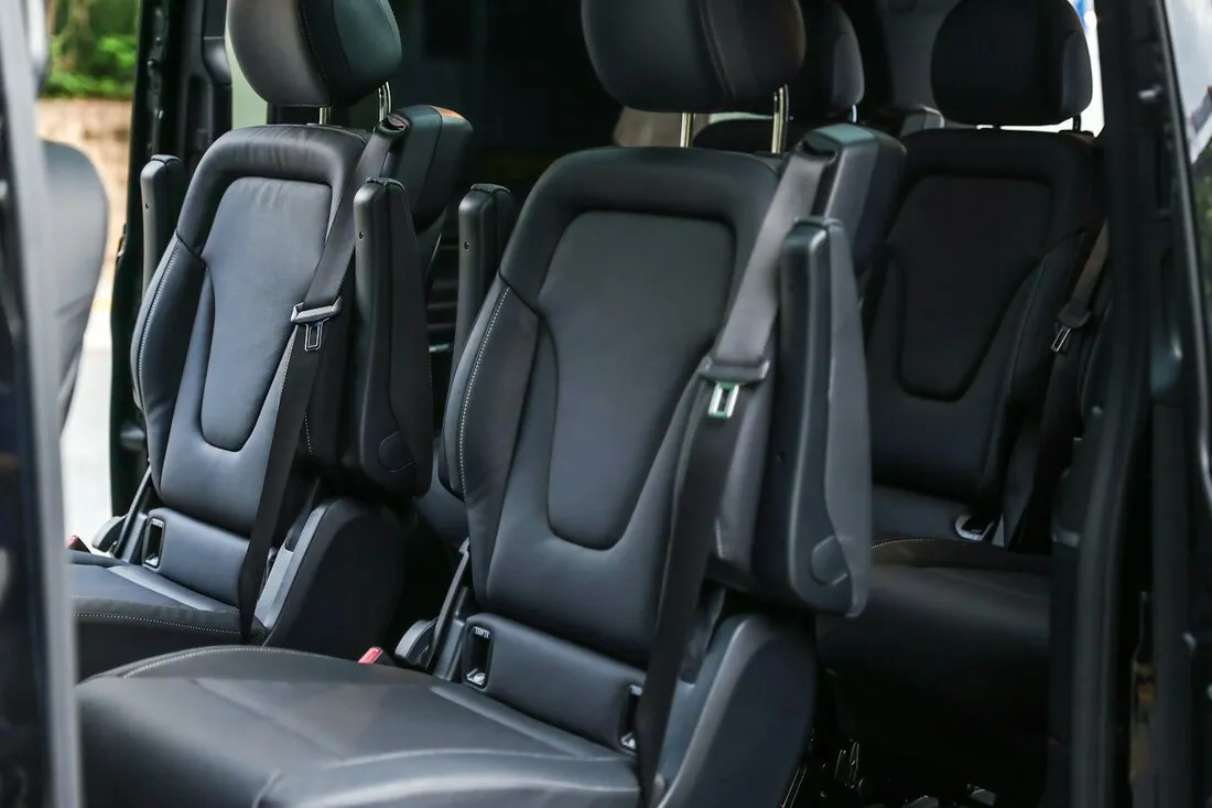 Scaune din piele neagră în interiorul microbuzului